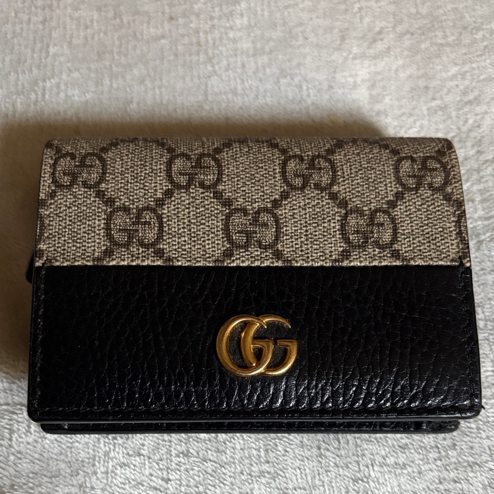 Gucci Black and Tan GG Card Holder